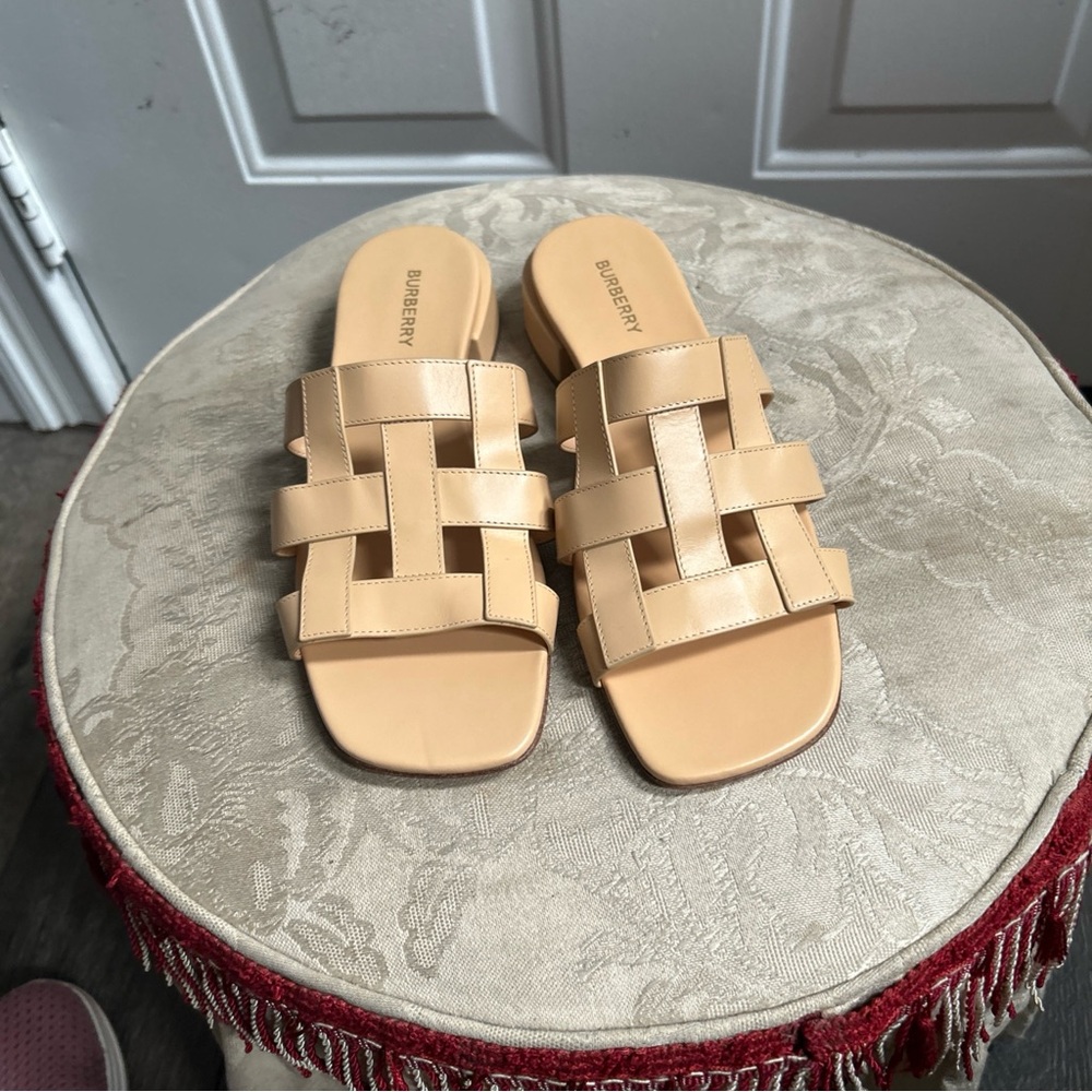 New Burberry women’s Beige leather Lattice Slides Sz 40/10 made in Italy - Picture 2 of 16
